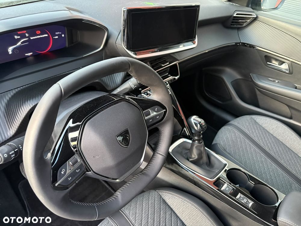 Peugeot 208 - 8