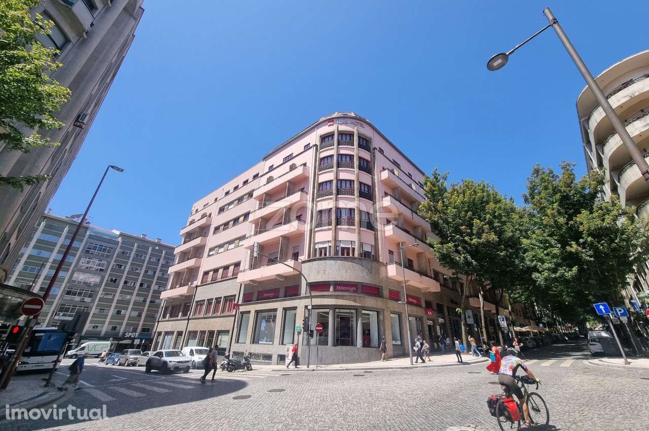 T3 c/ varanda e elevador em edifício remodelado em 2023 - 5º piso - Grande imagem: 2/30