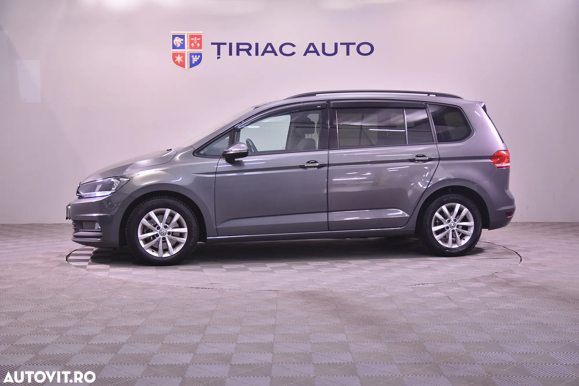 Volkswagen Touran - 2