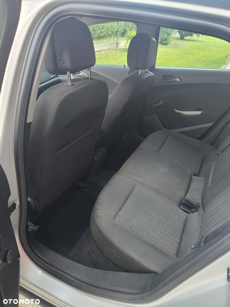 Opel Astra 2011 photo 2
