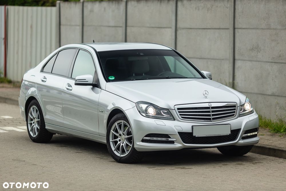 Mercedes-Benz Klasa C 200 CGI BlueEff Elegance - 9