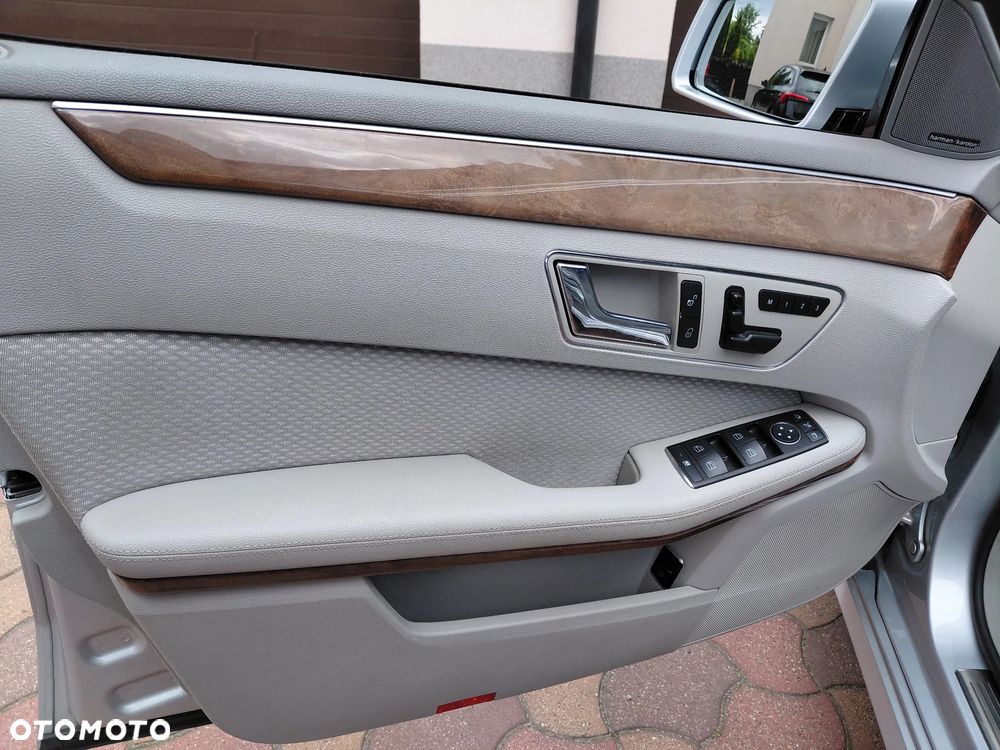 Mercedes-Benz Klasa E 300 CDI DPF BlueEFFICIENCY 7G-TRONIC Elegance - 22