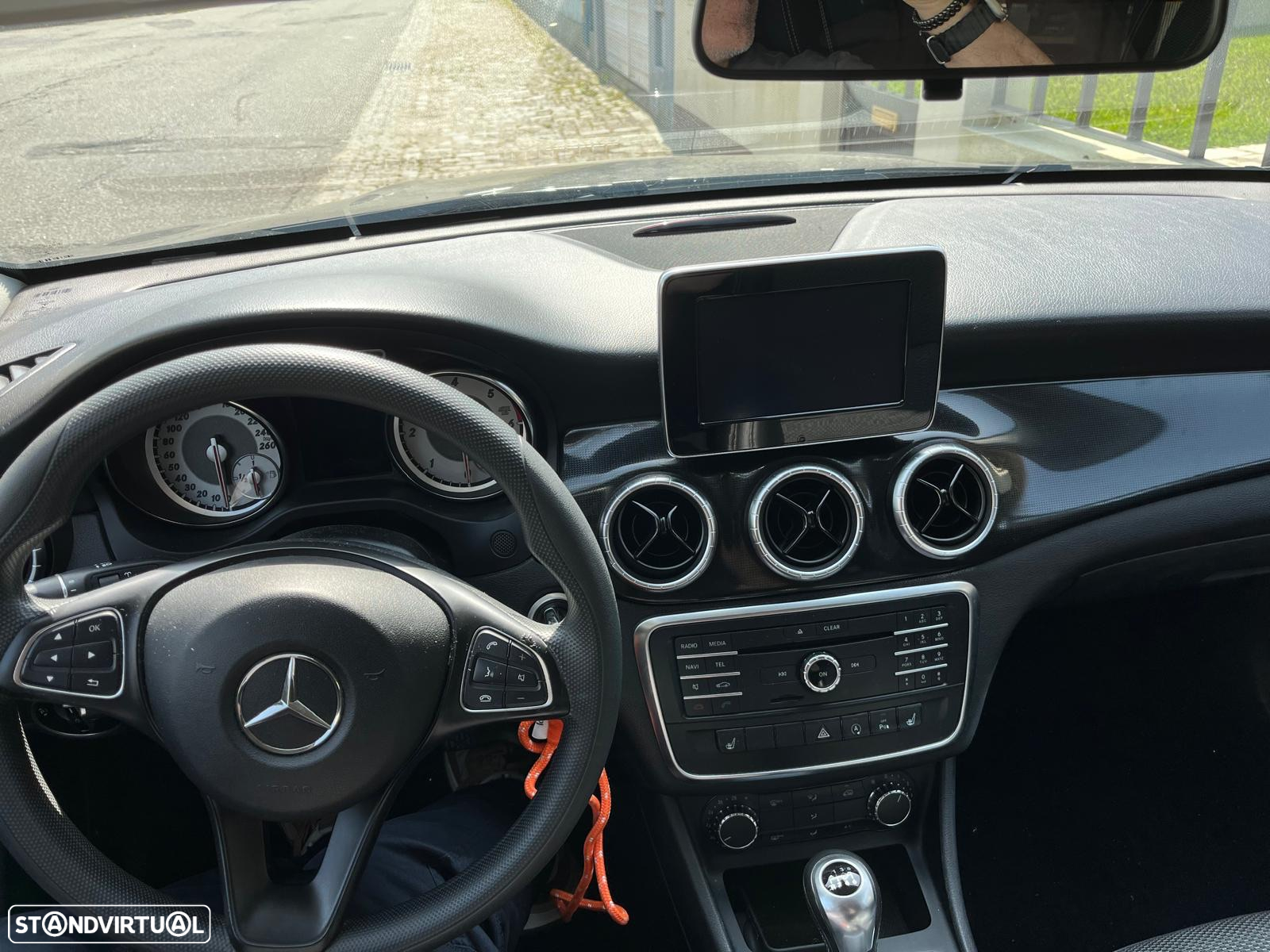 Mercedes-Benz CLA 200 Shooting Brake d Peak Edition - 18