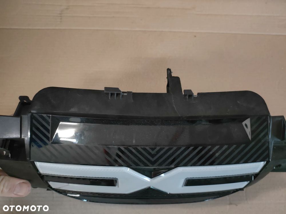 Dacia Spring Elektryk 22- EMBLEMAT ZNACZEK KLAPKA PORTY LADOWANIA - 9