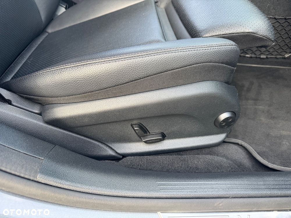 Mercedes-Benz Klasa E 220 d 4-Matic 9G-TRONIC - 26