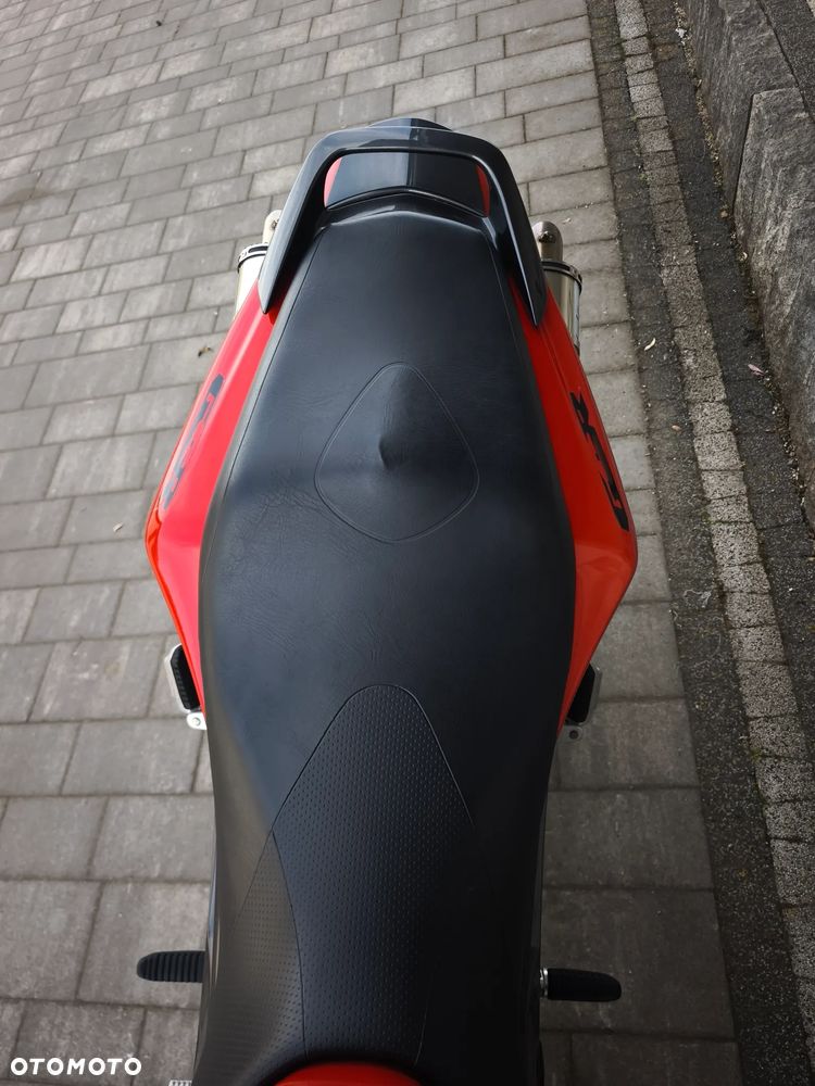 Suzuki GSR - 16