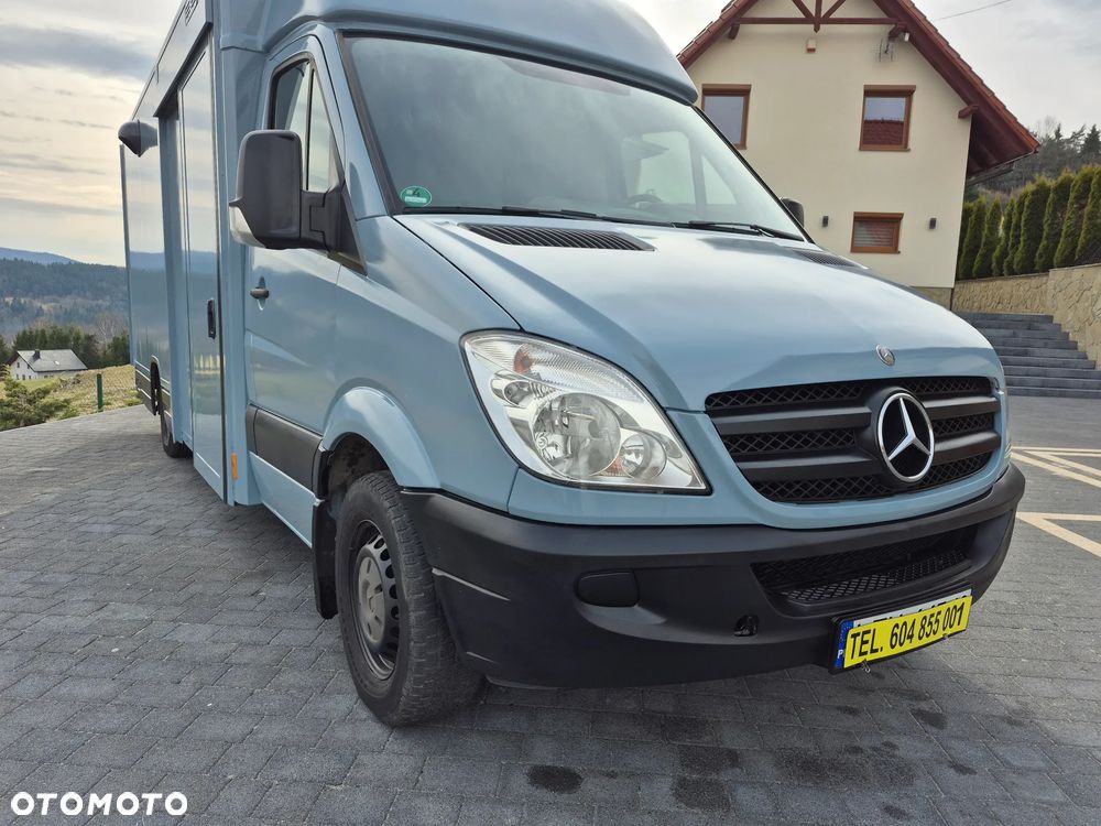 Mercedes-Benz Food Truck - 17
