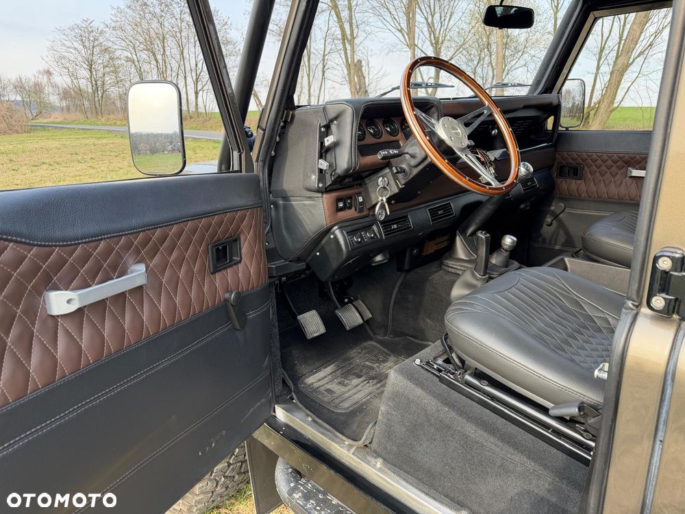 Land Rover Defender - 27