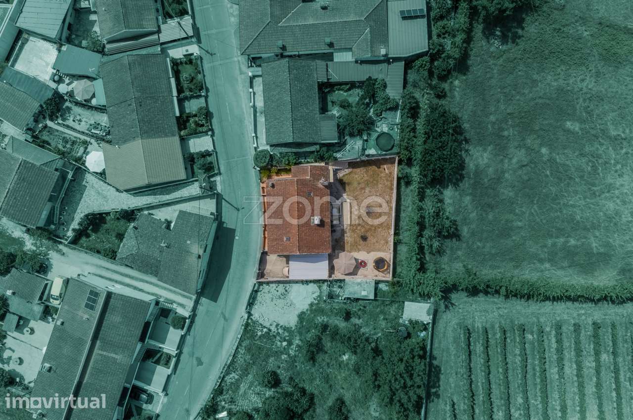 Moradia Bi-Familiar T2+T3 com Jardim em São Pedro de Este - Grande imagem: 2/47