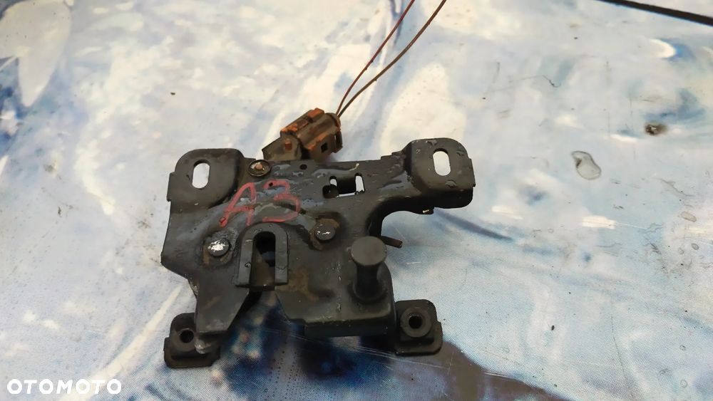 ZAMEK MASKI  8L0823509 AUDI A3