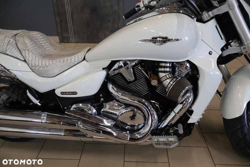 Suzuki Intruder - 16