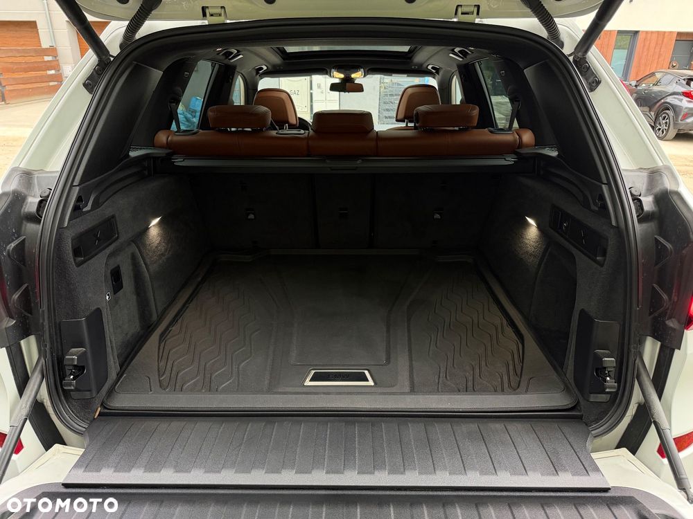 BMW X5 M M50i - 12