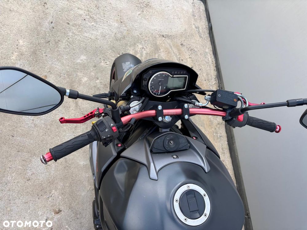 Suzuki GSR - 8
