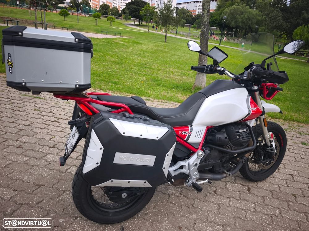 Moto Guzzi V85 TT - 11