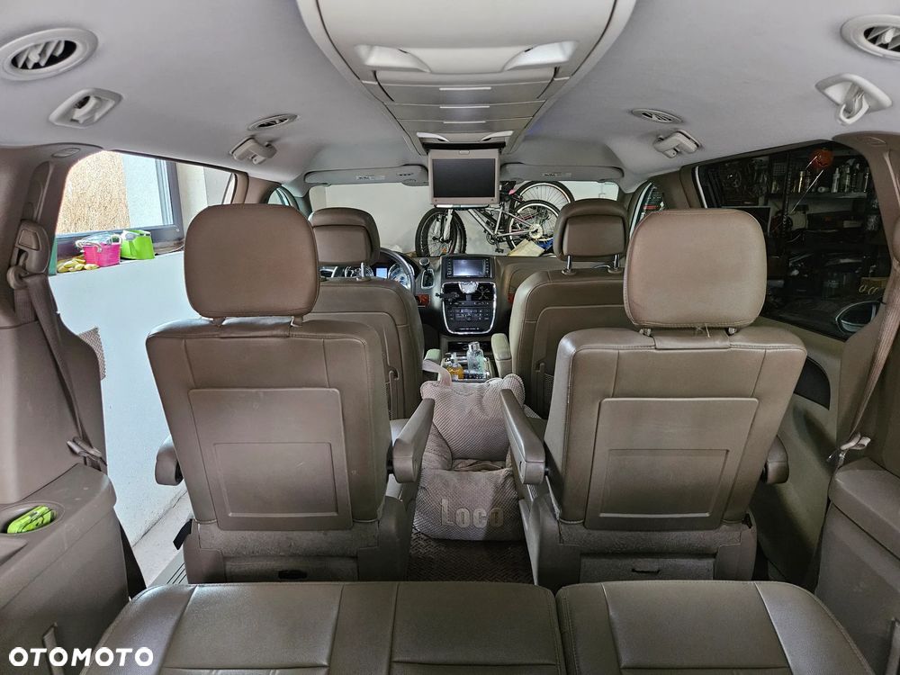 Chrysler Town & Country - 16