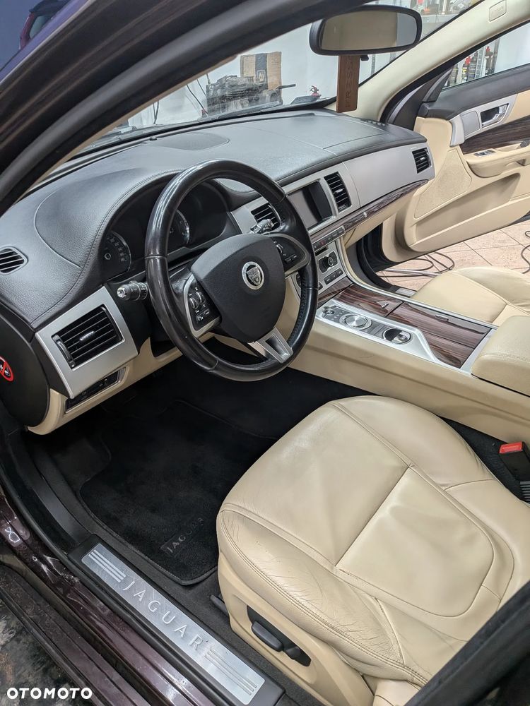 Jaguar XF 2.2 D Portfolio - 15