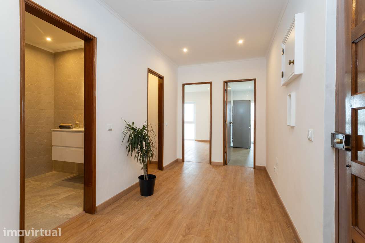 Apartamento T2 Remodelado com Varandas e Arrecadação - Grande imagem: 2/30