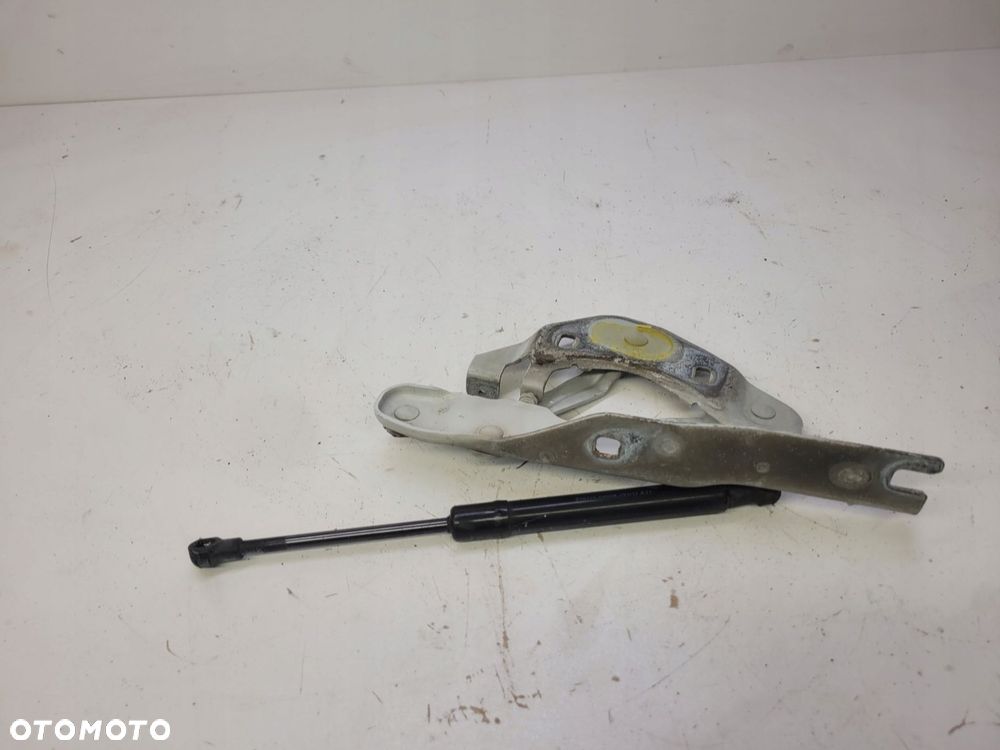 ZAWIAS MASKI PRAWY AUDI A1 8X 8X0823302 - 2