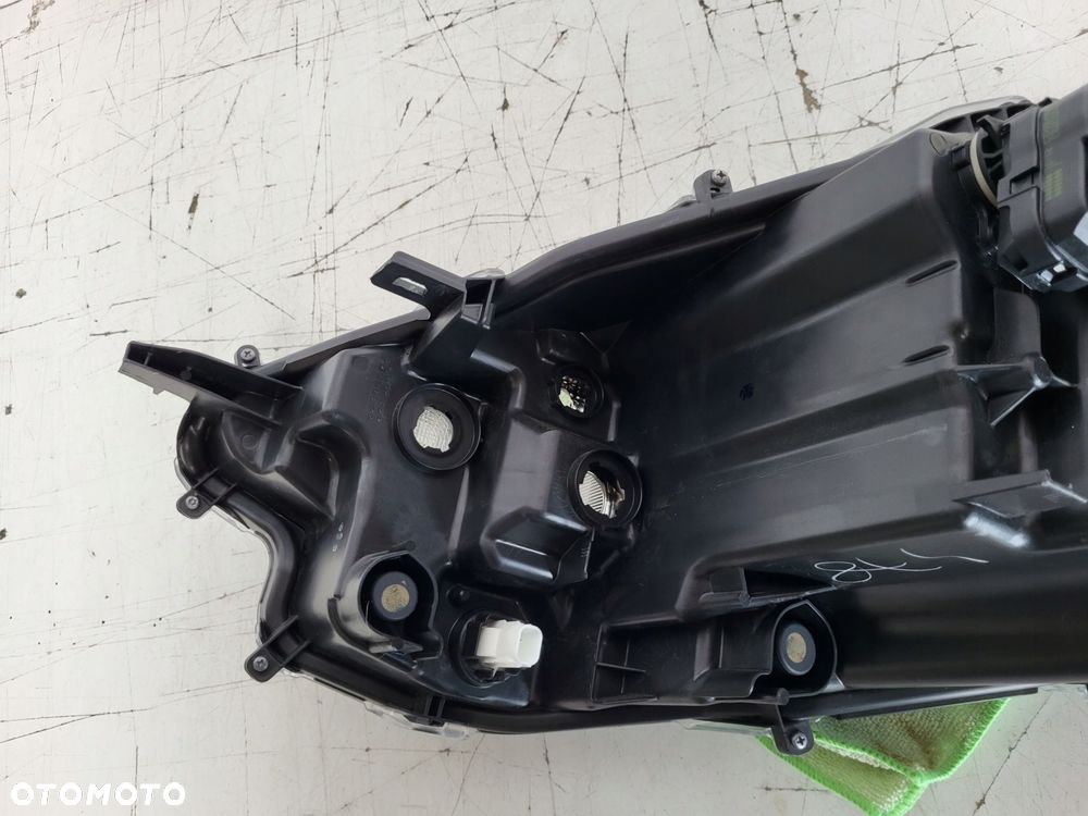 lampa przód przednia prawa toyota yaris iv 2020- - 12