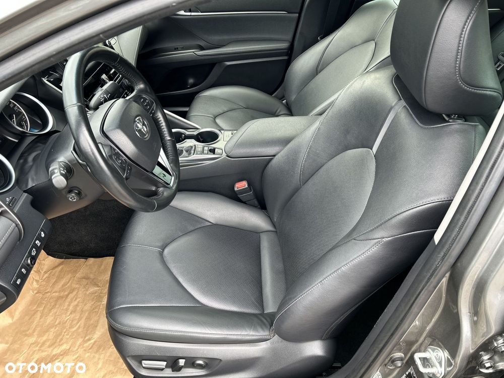 Toyota Camry 2.5 Hybrid Executive CVT - 16