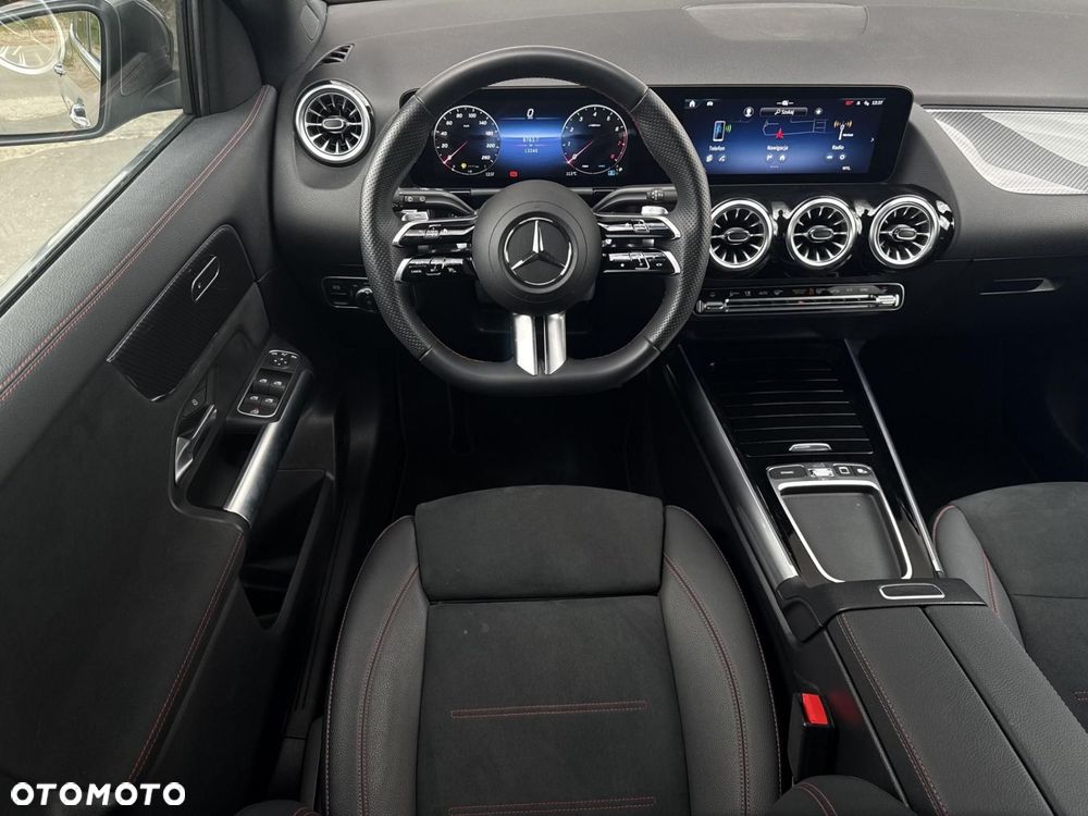 Mercedes-Benz GLA - 13