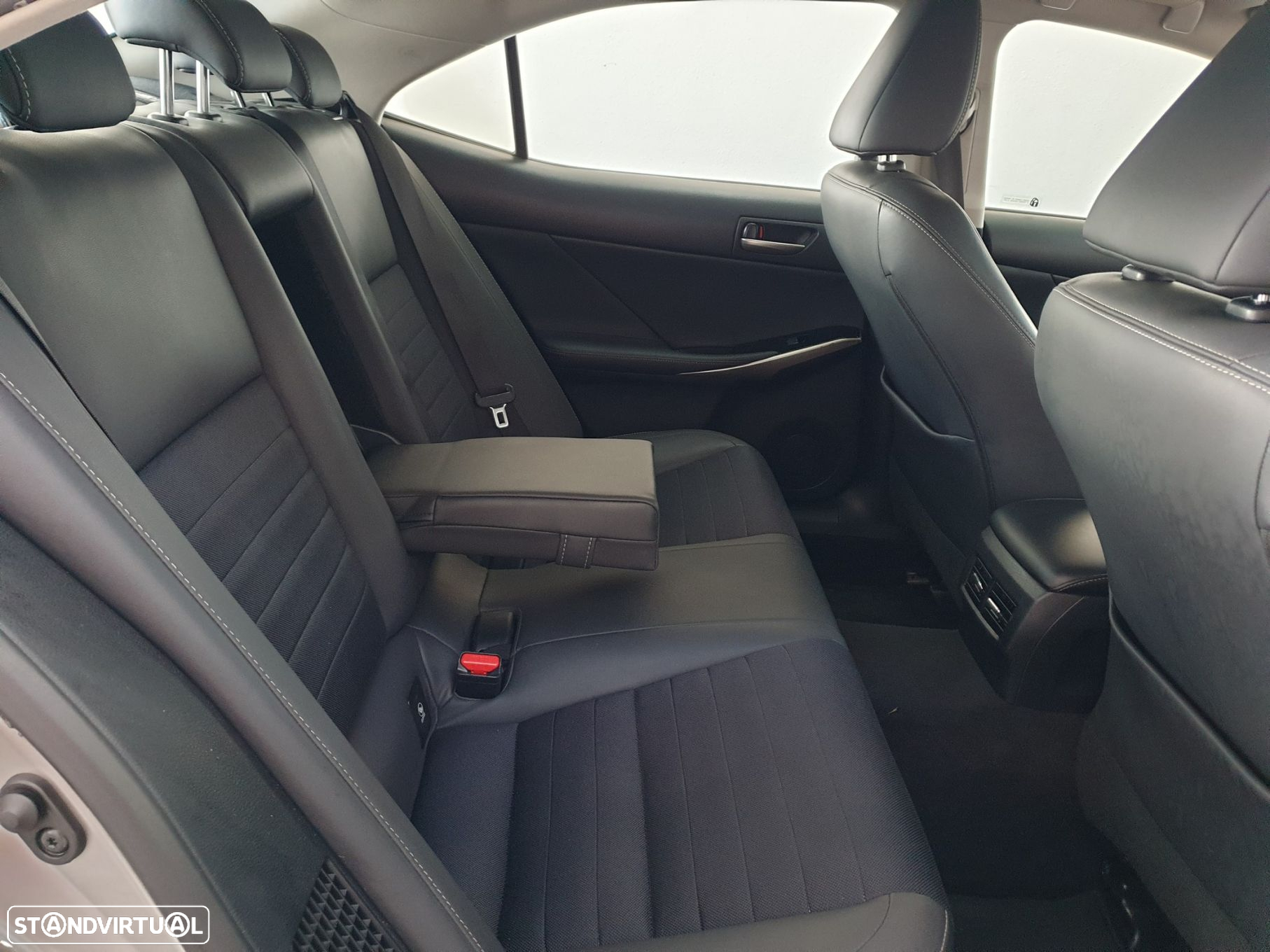 Lexus IS 300H Sport Edition - 27
