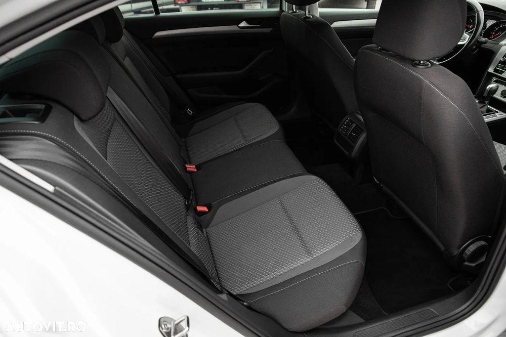 Volkswagen Passat 2.0 TDI SCR DSG Business - 14
