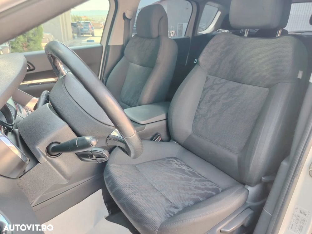 Peugeot 3008 1.6 HDI FAP Premium - 8