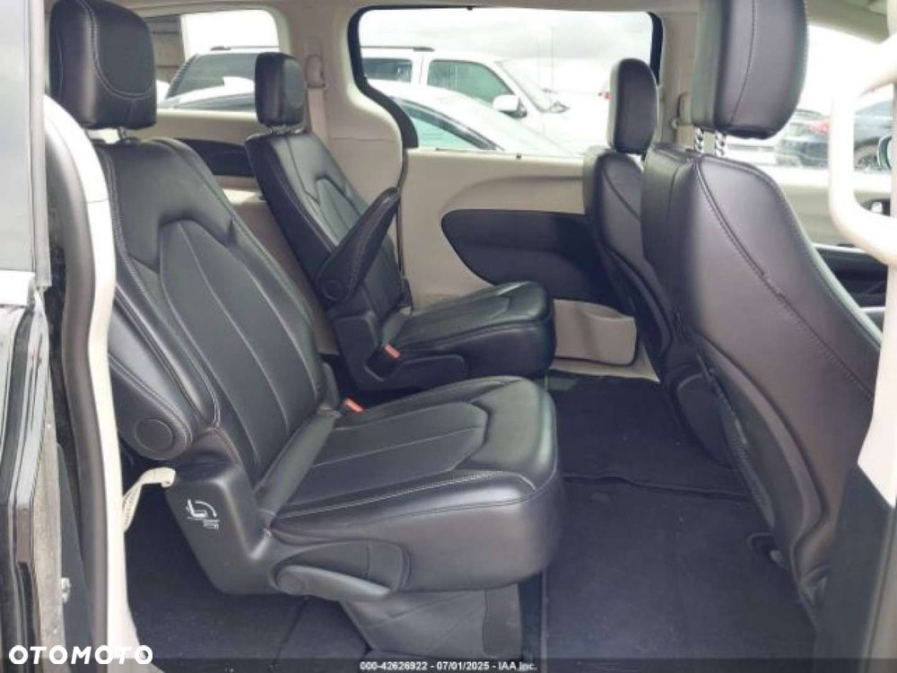 Chrysler Pacifica - 12