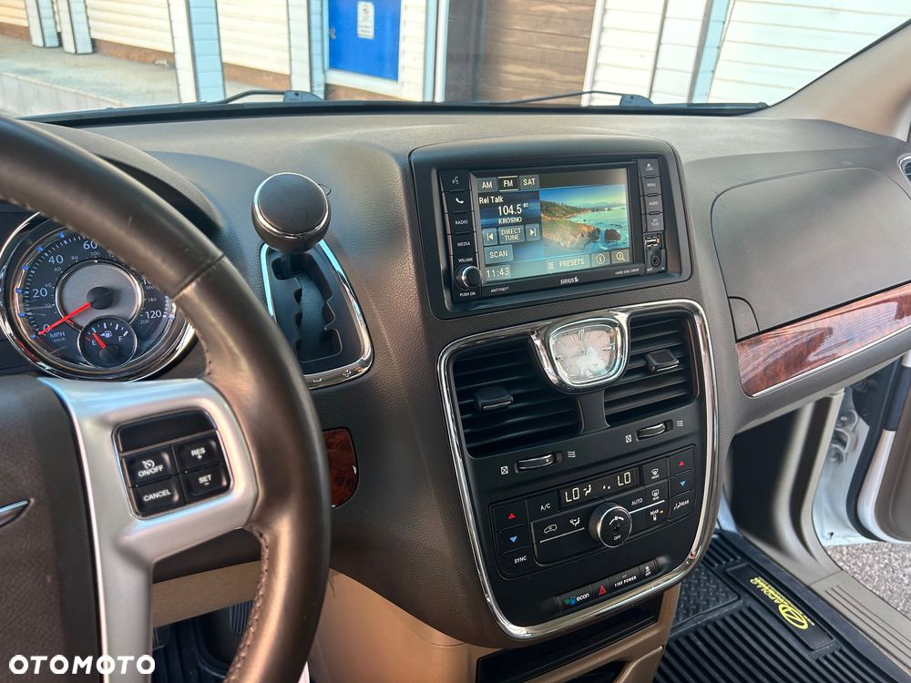Chrysler Town & Country - 7