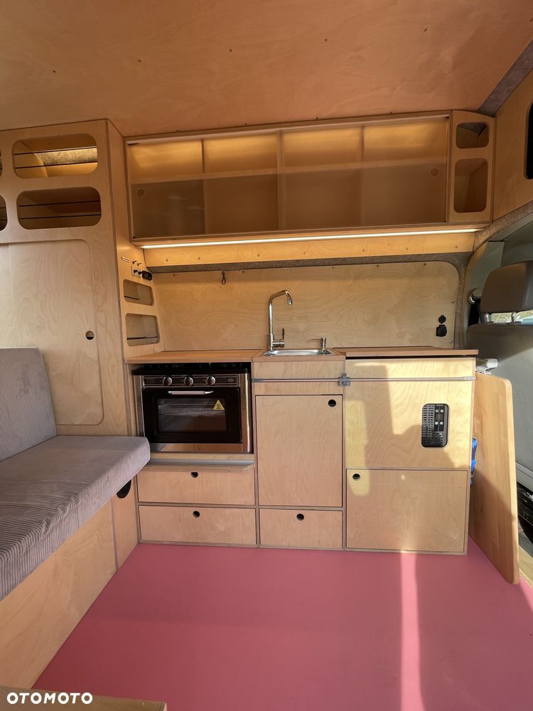 Volkswagen Transporter - 1