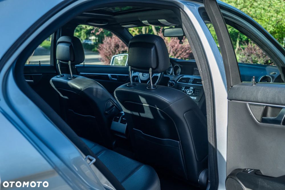 Mercedes-Benz Klasa C 350 BlueEff 4-Matic Avantgarde - 24