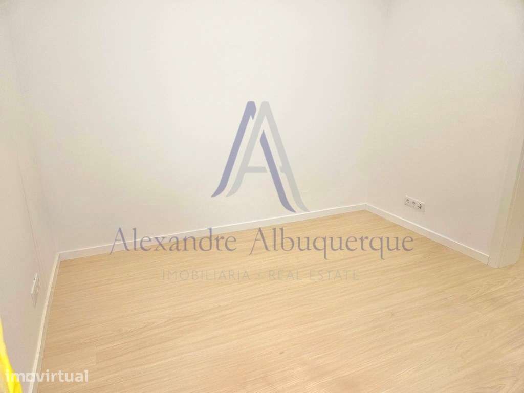Apartamento T2 totalmente remodelado no coração de Sesimbra - Grande imagem: 3/17
