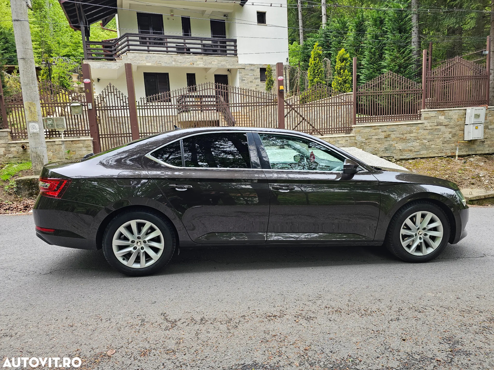 Skoda Superb 2.0 TDI DSG Ambition - 4