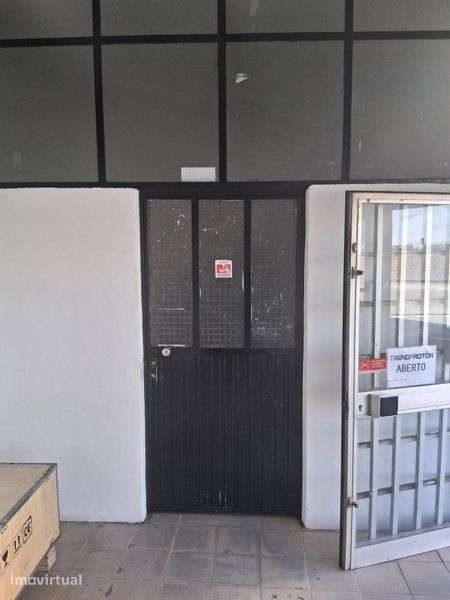Arrenda se Espaço Comercial ou Armazém - Grande imagem: 2/4
