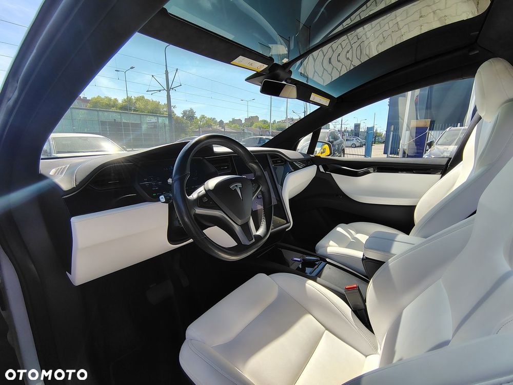 Tesla Model X - 15