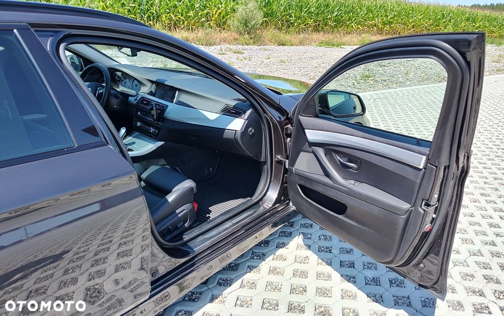 BMW Seria 5 525d Sport-Aut Luxury Line - 13