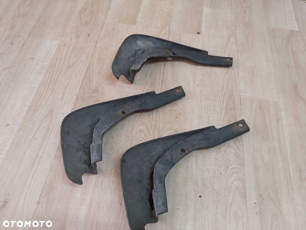 Toyota Yaris I chlapacz prawy przód - 2