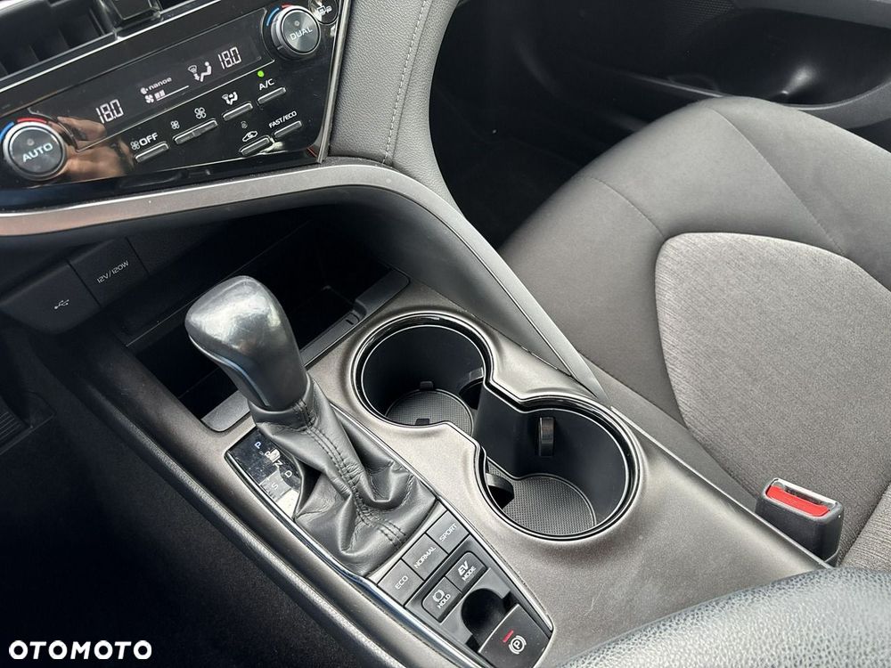 Toyota Camry 2.5 Hybrid Comfort CVT - 25