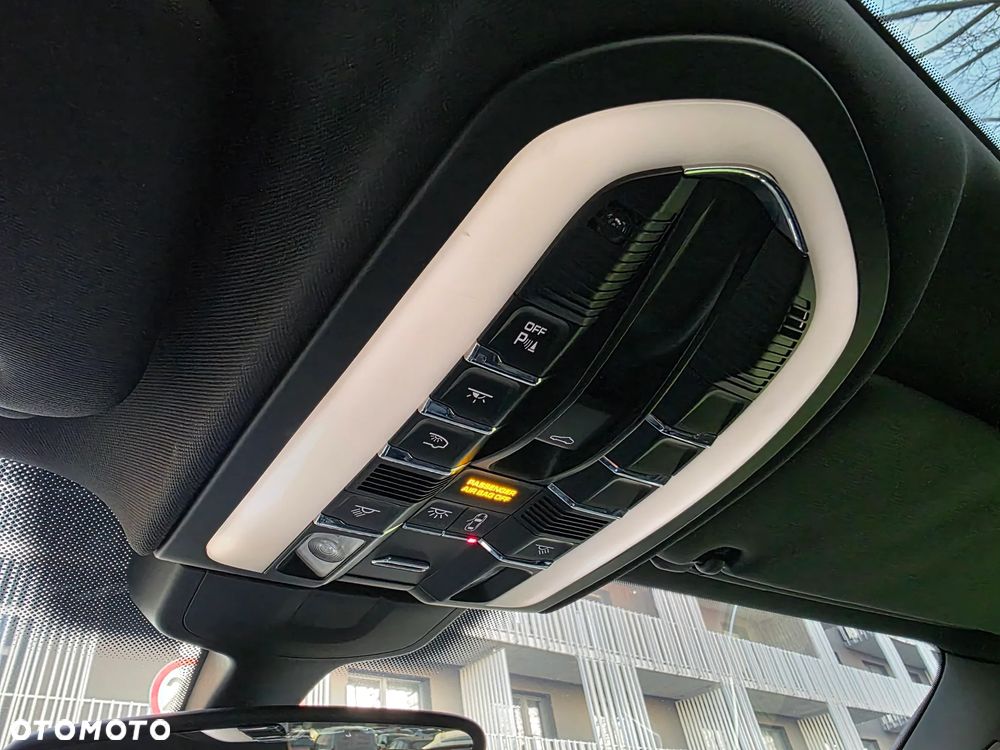 Porsche Cayenne - 21