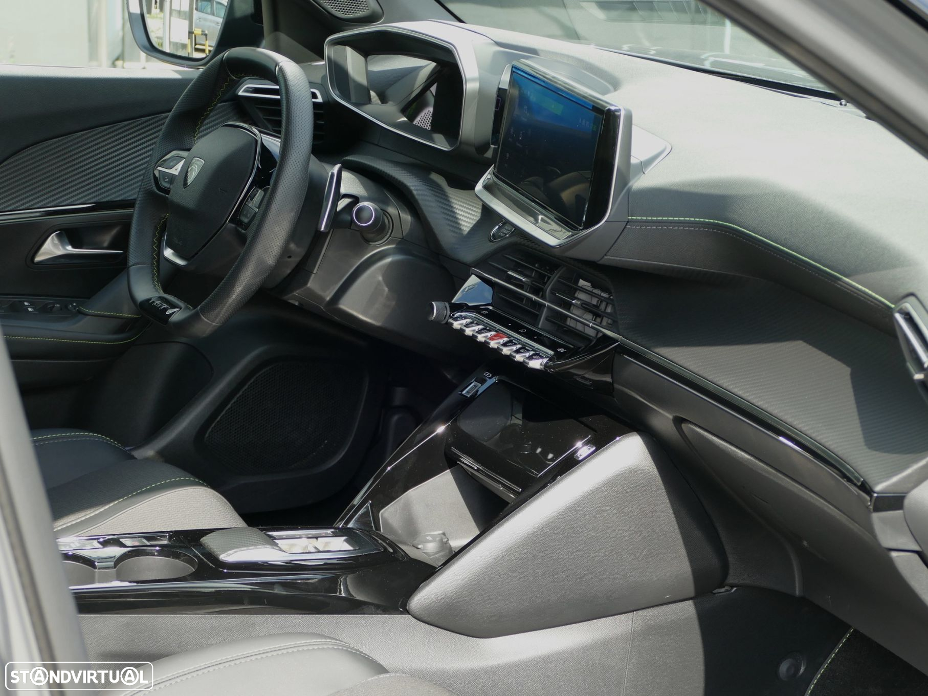 Peugeot 2008 1.2 PureTech GT EAT8 - 28