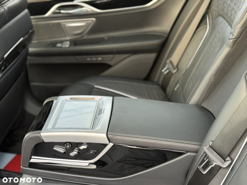 BMW Seria 7 750i xDrive sport - 15