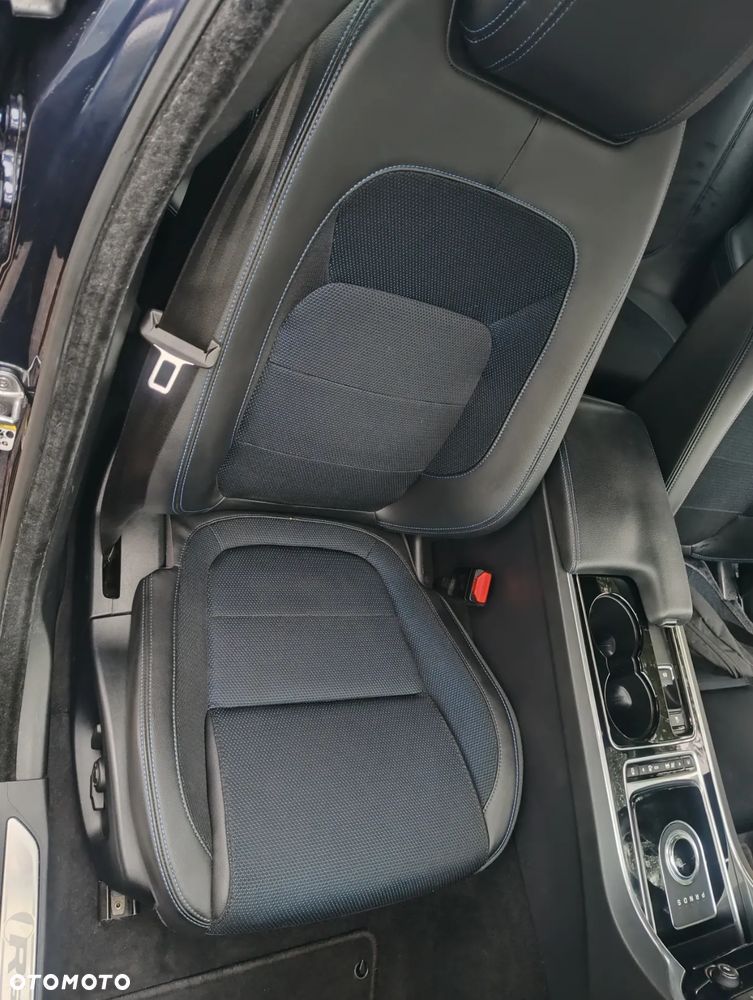 Jaguar XE 2.0 D R-Sport - 26