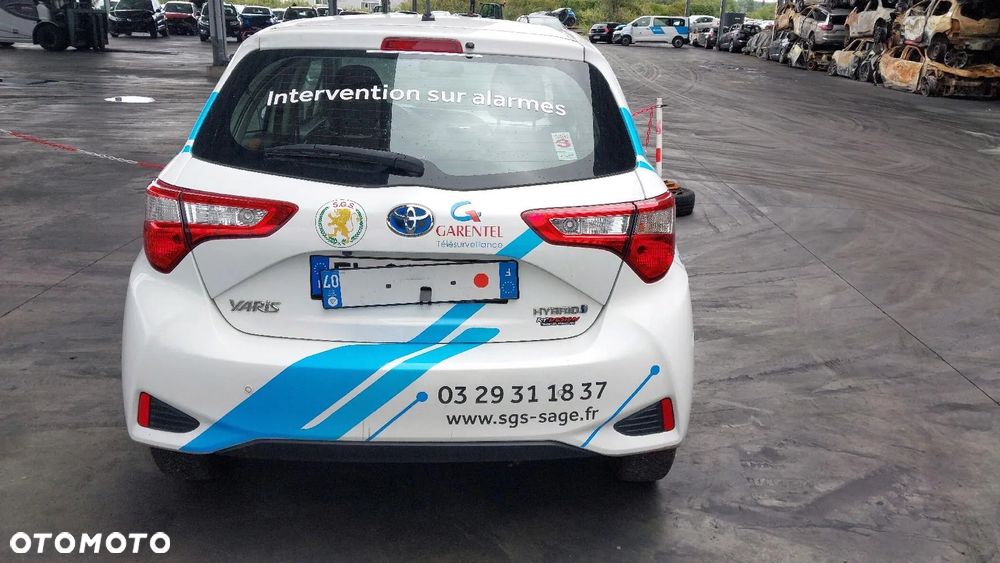 Toyota Yaris Hybrid 100 Premium - 5