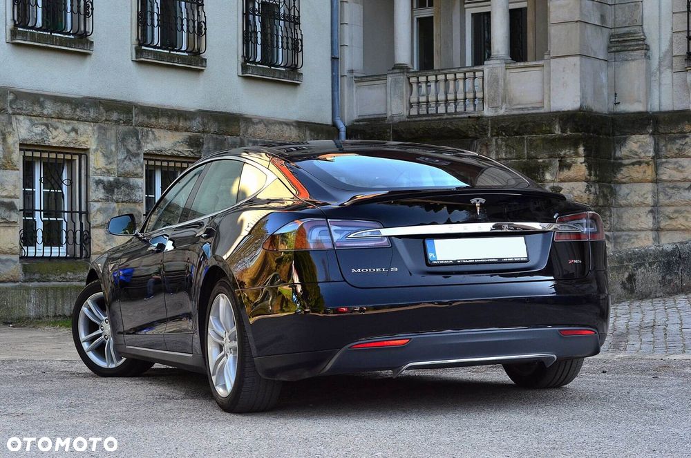 Tesla Model S - 6