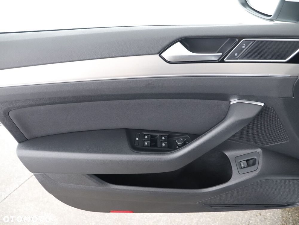 Volkswagen Passat - 20