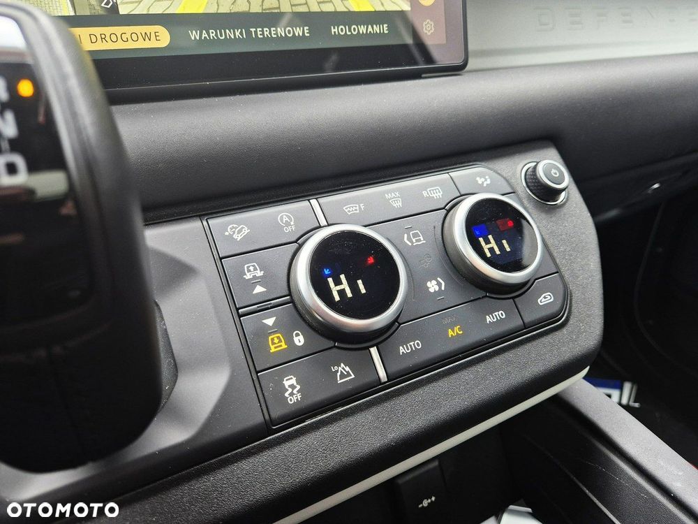 Land Rover Defender - 32