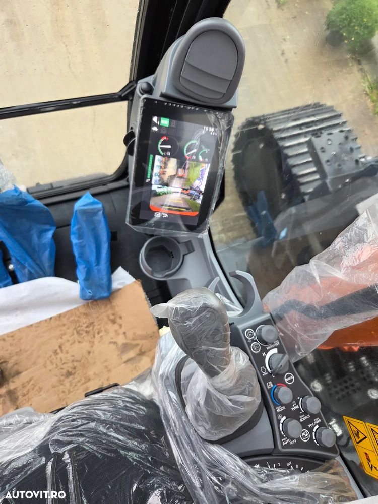 Hitachi ZX135-7, NOU, 2025, COMPACT-rotire gabarit senile, LAMA NIVELARE, Adancime sapaare 6m, Inst picon, camera spate, camere laterale, Consum 6l/h, Masa operationala 16t, Cupa 1,2m latime, Ridica 9t, latime 2,49m, leasing 5 ani ,PROMOTIE 133.900 Eur+Tva - 4