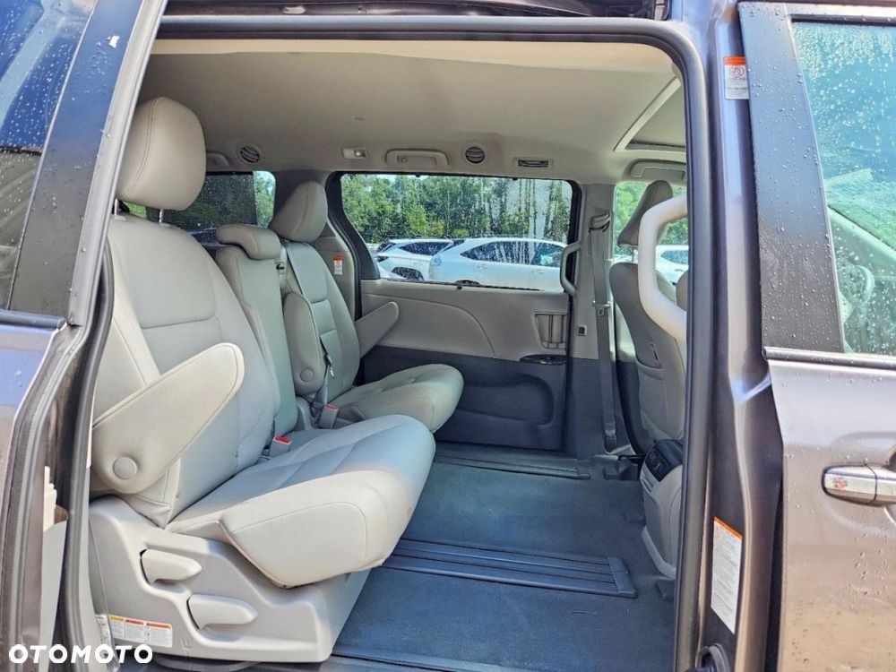 Toyota Sienna - 8