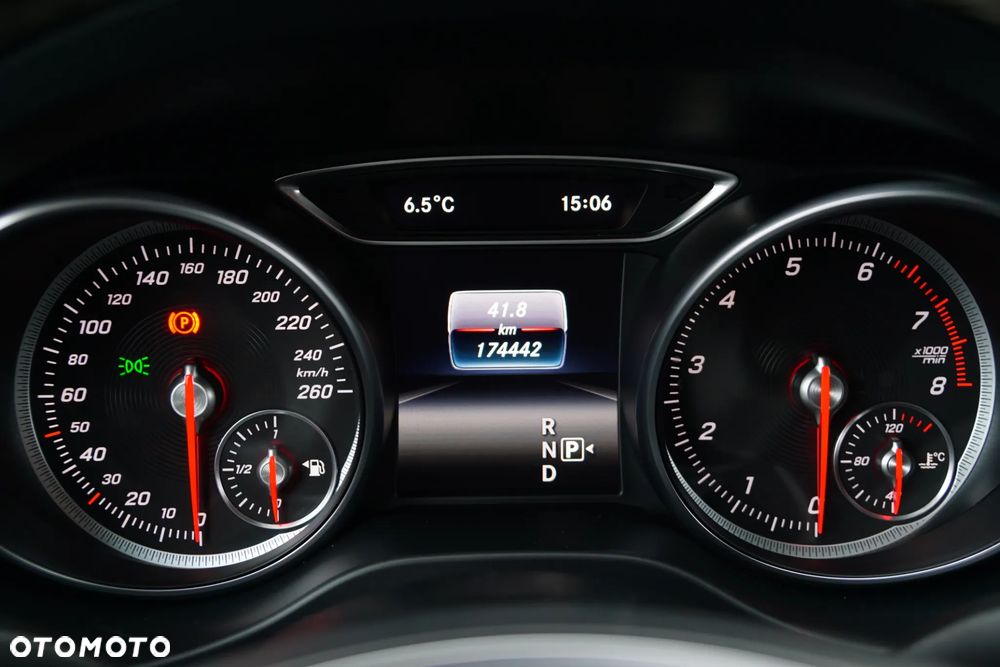 Mercedes-Benz CLA 180 7G-DCT UrbanStyle Edition - 38